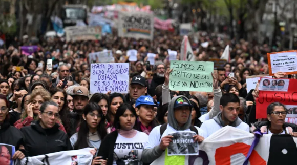 Mass protests against femicide in Argentina following murder of 3 women on livestream