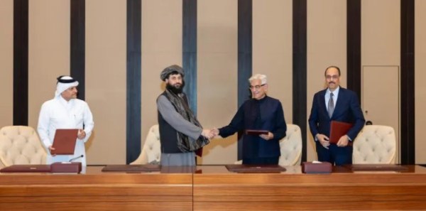 Afghan Defence Minister Mullah Muhammad Yaqoob, centre left, shakes hands with Pakistani Defence Minister Khawaja Muhammad Asif after reaching a ceasefire deal negotiated by Qatar and Turkiye