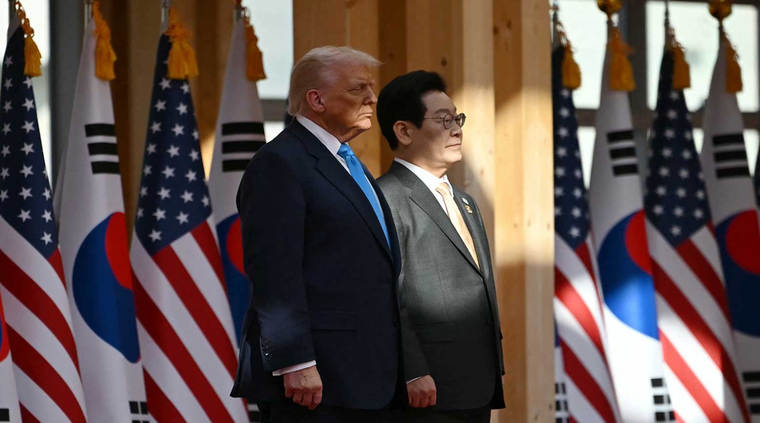 Trump in South Korea for APEC Summit as Asia Tour Overlaps with North Korean Missile Launches